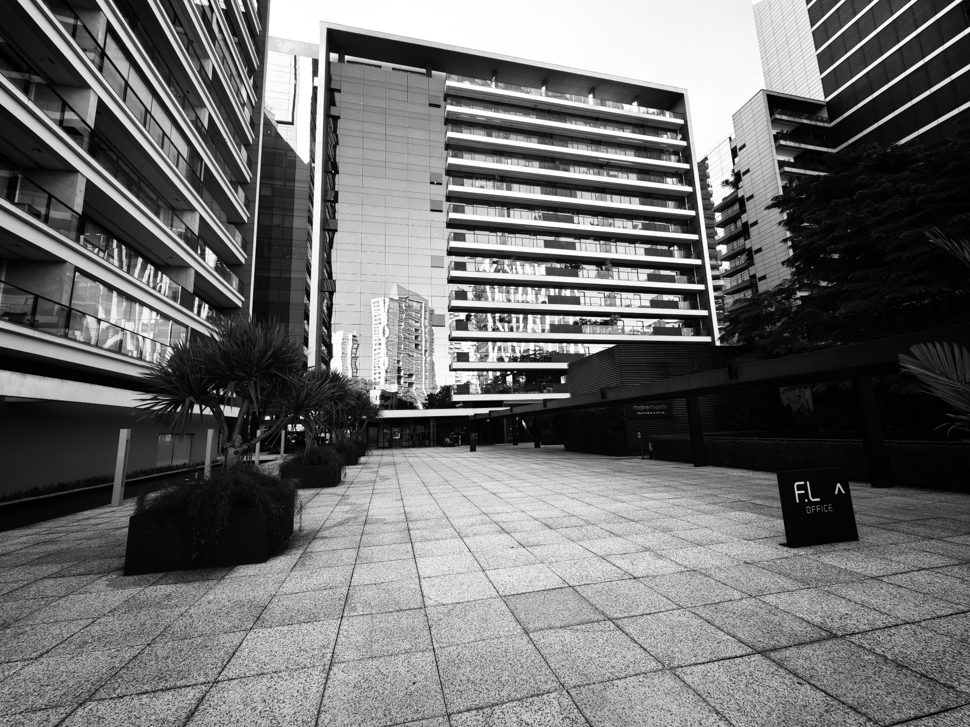 Fachada de edifício corporativo em preto e branco